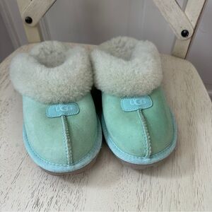 Ugg teal slippers 7 us, 38 eu